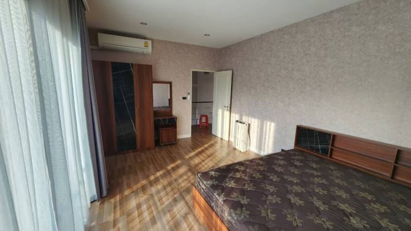 ขาย / ให้เช่าบ้านเดียว บ้านหรูใหญ่ 3 ชั้น หมู่บ้าน ลุมพินี สวนหลวง ร.9 ให้เช่า 160,000 บาท