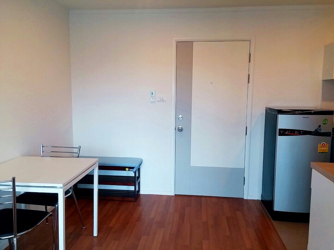 คอน โดลุมพินีพาร์ค พระราม 9 - รัชดา RCA อาคาร A ชั้น 24 วิวมองเห็นสระน้ำ ระเบียงหันไปทางทิศใต้ รับลมเกือบทั้งปี