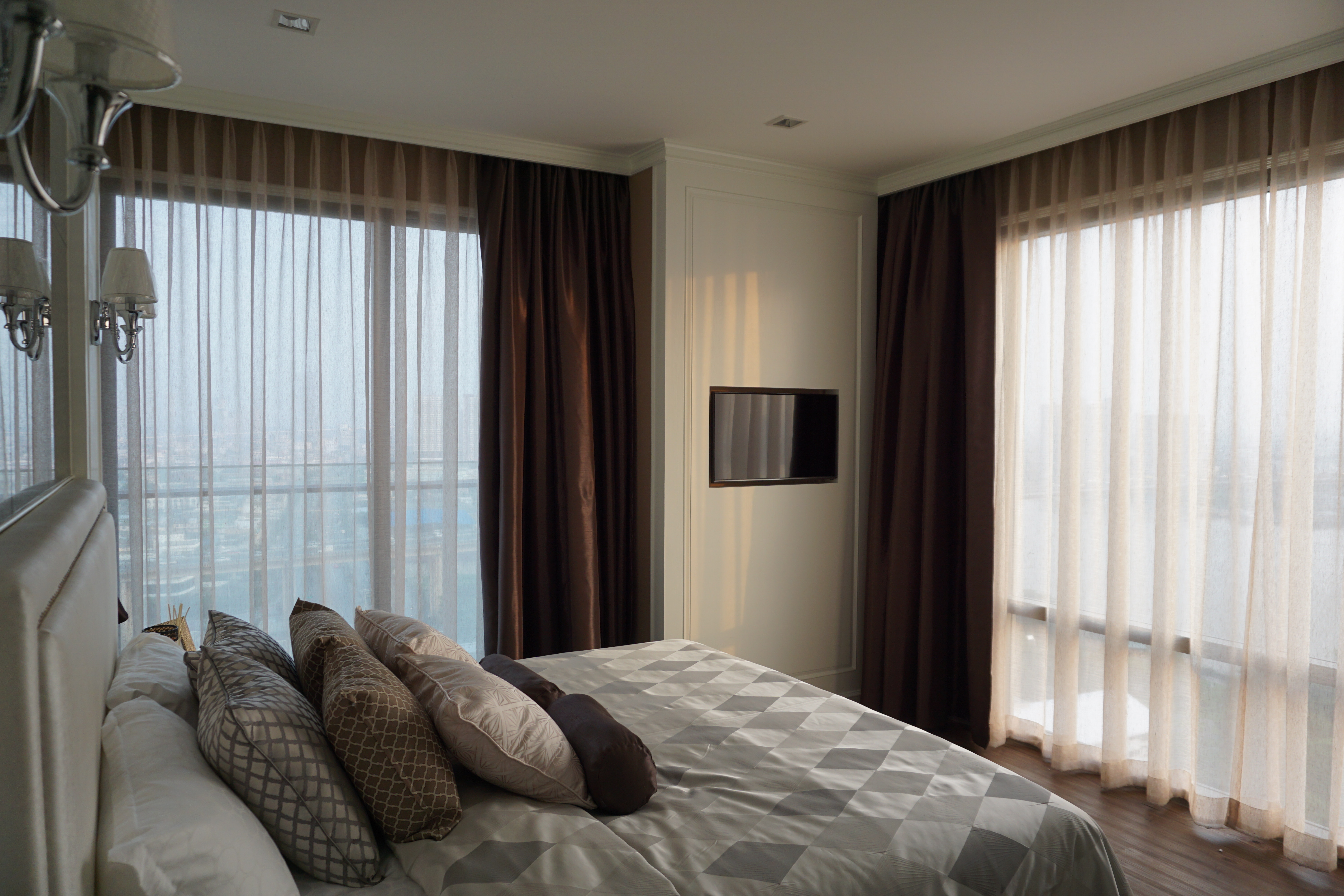 For rent A luxurious 3 bedrooms/bathrooms condo with large balcony overlooking onto the Chao Phraya River.