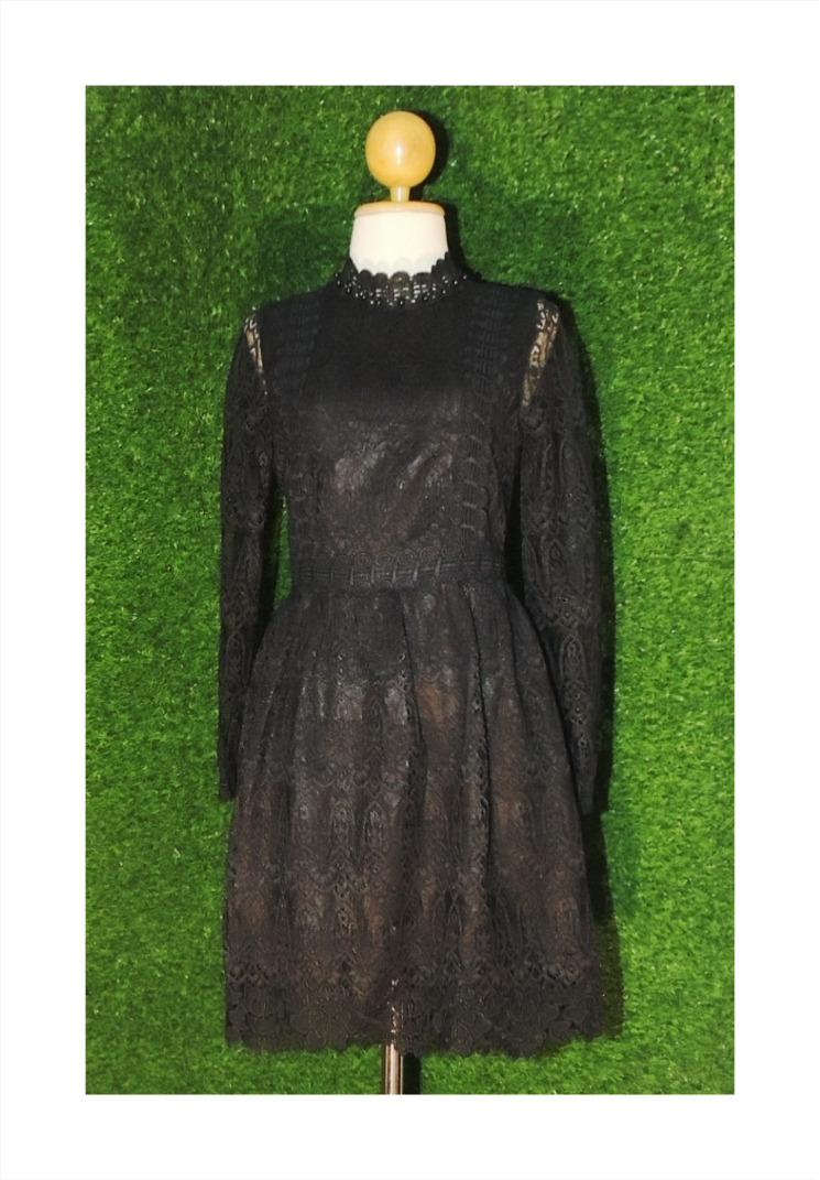 ชุดเดรสทำงานสีดำ ผ้าลูกไม้ แขนยาว กระโปรงทรงบาน