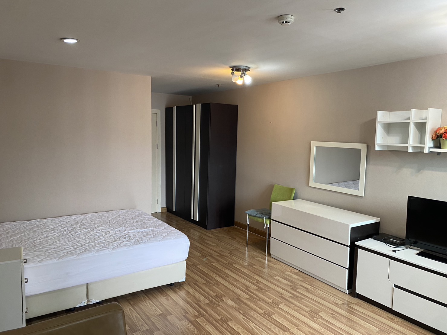 ให้เช่าคอนโด รีเจ้นท์โฮม 10 / For Rent Regent Home 10 (English below)