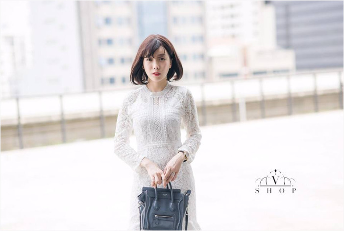 ชุดเดรสลูกไม้สีขาว เข้ารูป แขนยาว แนวเรียบหรู ดูดี เหมาะสำหรับใส่เป็นชุดออกงาน ชุดไปงานแต่งงาน