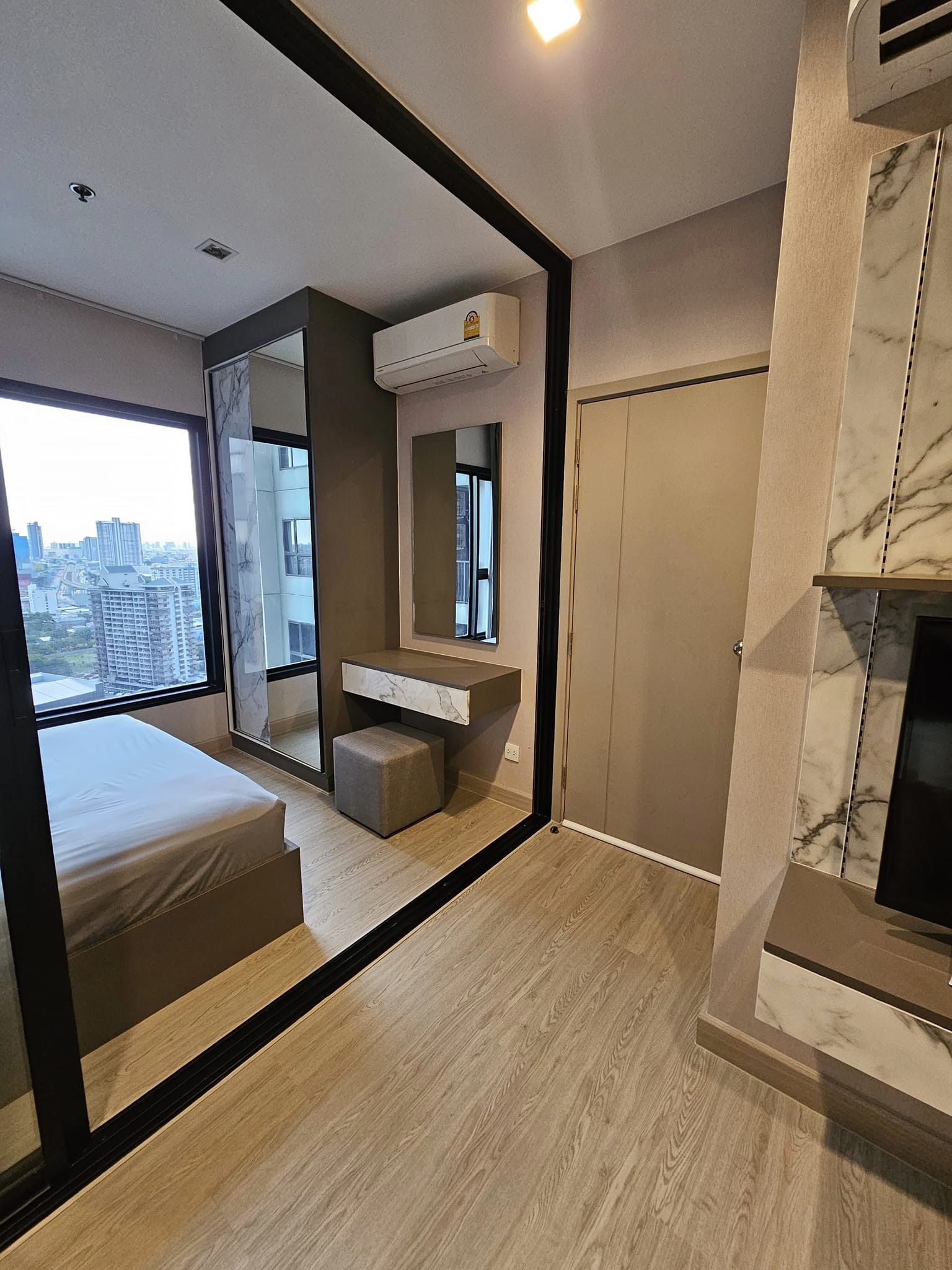 ให้เช่าคอนโด The Politan Rive ห้องขนาด 24.5 ตรม.บ้านเลขที่ 28/736 ชั้น 23 (2340) ทิศใต้ วิวสระว่ายน้ำ