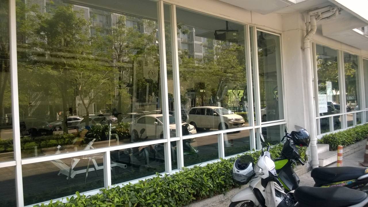 ให้เช่า Condo iHouse RCA ห้องสตูดิโอ ราคา 8500 / เดือน พื้นที่ 26 ตร.ม ชั้น 3 ตึก C สีม่วง ทิศตะวันออกแดดไม่ร้อน วิวโล่งไม่มีตึกบัง มีต้นไม้บังแดด ตกแต่งพร้อมอยู่ พร้อมเฟอร์นิเจอร์