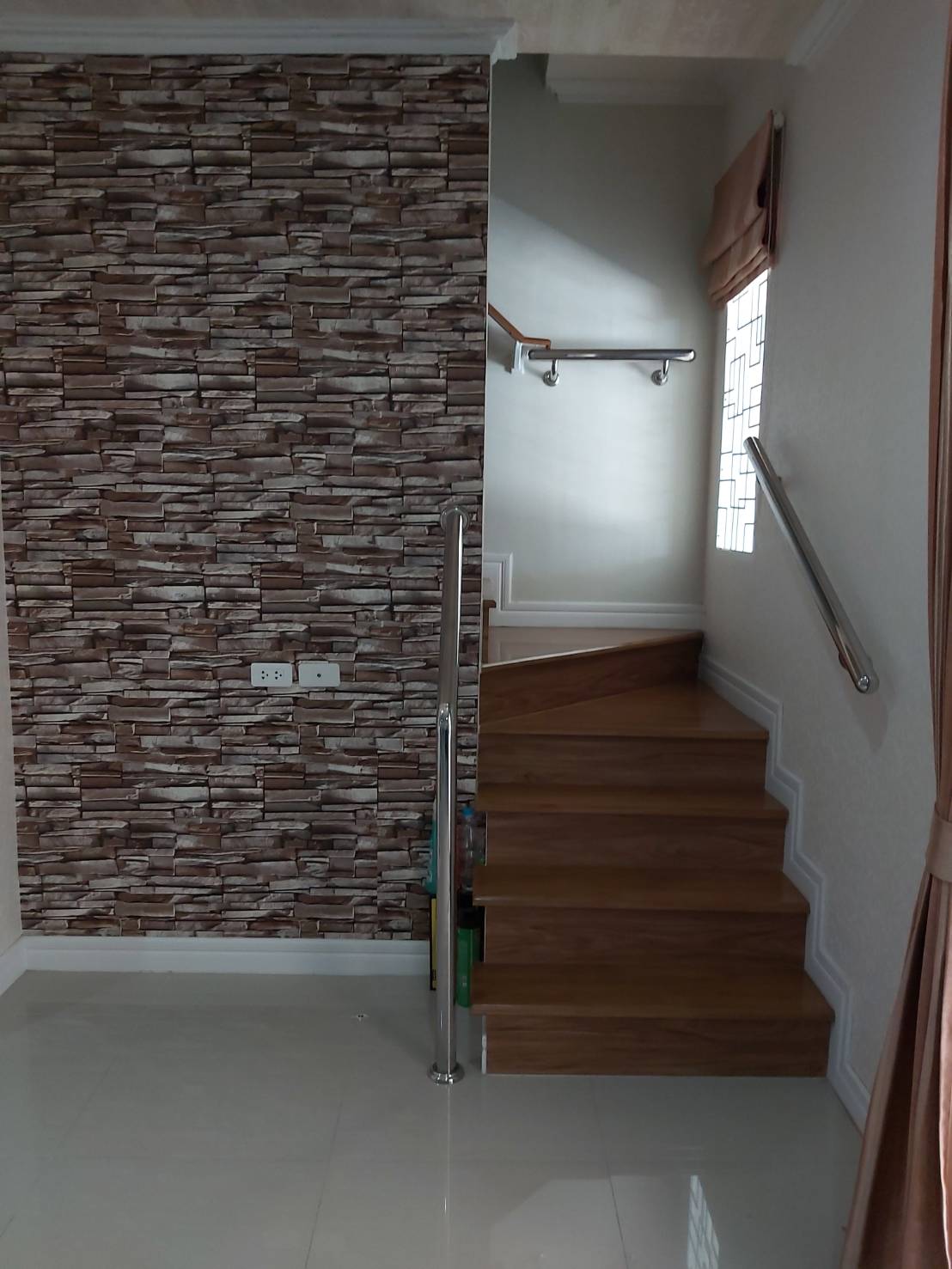 ขายทาวน์เฮ้าส์ 2 ชั้น หมู่บ้าน โกลเด้น ทาวน์ วัชรพล-สุขาภิบาล 5 Gloden Town Watcharapol-Sukhapiban 5 มี 4 ห้องนอน