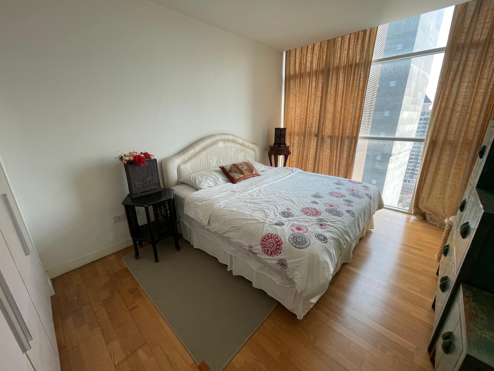 ขาย / เช่า คอนโด Urbana Sathorn (เออร์บานา สาทร) 1 ห้องนอน 1 ห้องน้ำ ขนาด 70ตรม. ตั้งอยู่บนถนนสาทรใต้