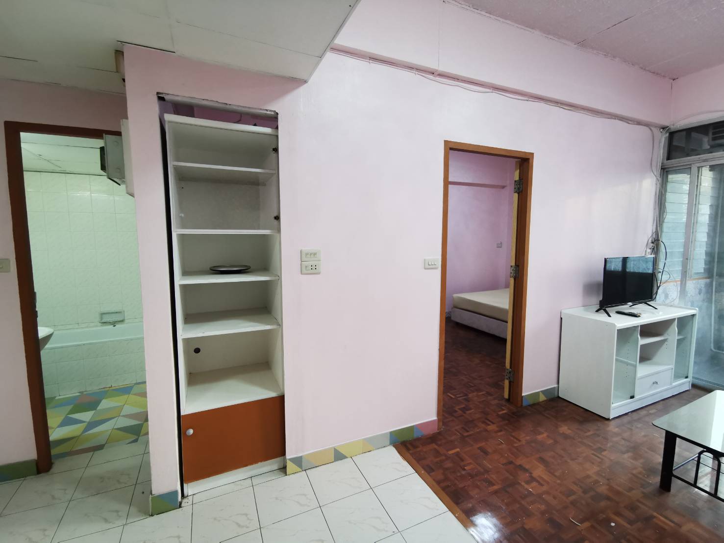 ให้เช่าคอนโด Ruenrudee Condominium (รื่นฤดี คอนโดมิเนียม) 1 ห้องนอน 1 ห้องน้ำ 1 ครัว 1 ห้องนั่งเล่น ขนาด 44 ตรม.