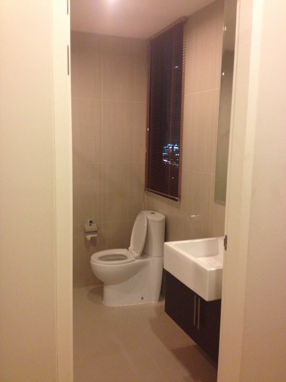 รหัสทรัพย์ 65824 ให้เช่าคอนโด วิลล่า อโศก Villa Asoke ชั้น 30 ขนาด 81 ห้อง 2 ห้องนอน 2 ห้องน้ำ ห้องมุม ราคาเช่า 45,000 ต่อเดือน สัญญาเช่า 1 ปีจ่ายเข้าอยู่ 1 เดือน ประกัน 2 เดือน