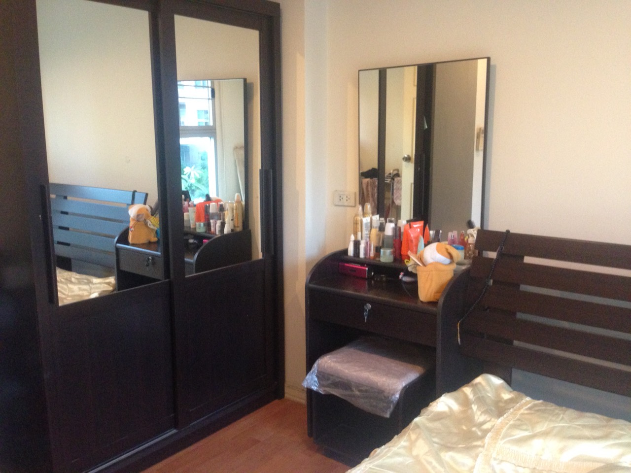 ให้เช่าคอนโด Parkview ( พาร์ควิว – วิภาวดี ) 1 ห้องนอน ราคา 9500 บาท ต่อเดือน ชั้น 3 อาคาร B5 พื้นที่ 33 ตร.ม ทิศตะวันออก หลักสีพร้อมเฟอร์นิเจอร์ บิ้วอิน