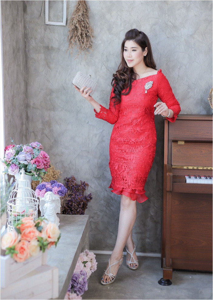 ชุดออกงาน/ชุดไปงานแต่งงานสีแดง คอปาด แขนยาว ทรงเข้ารูป ลุคเรียบๆ สวยหรู สง่า