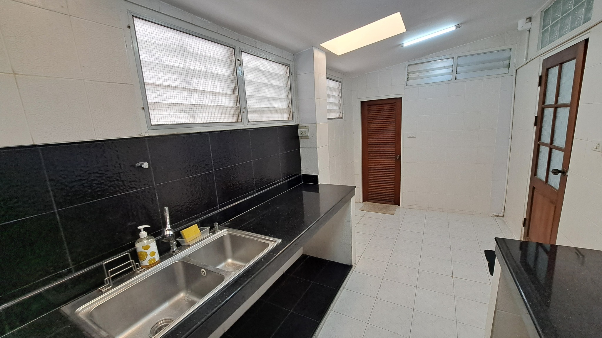 🏡 ให้เช่าทาวน์โฮม เอกมัย 22 เหมาะสำหรับพักอาศัยหรือโฮมออฟฟิศ