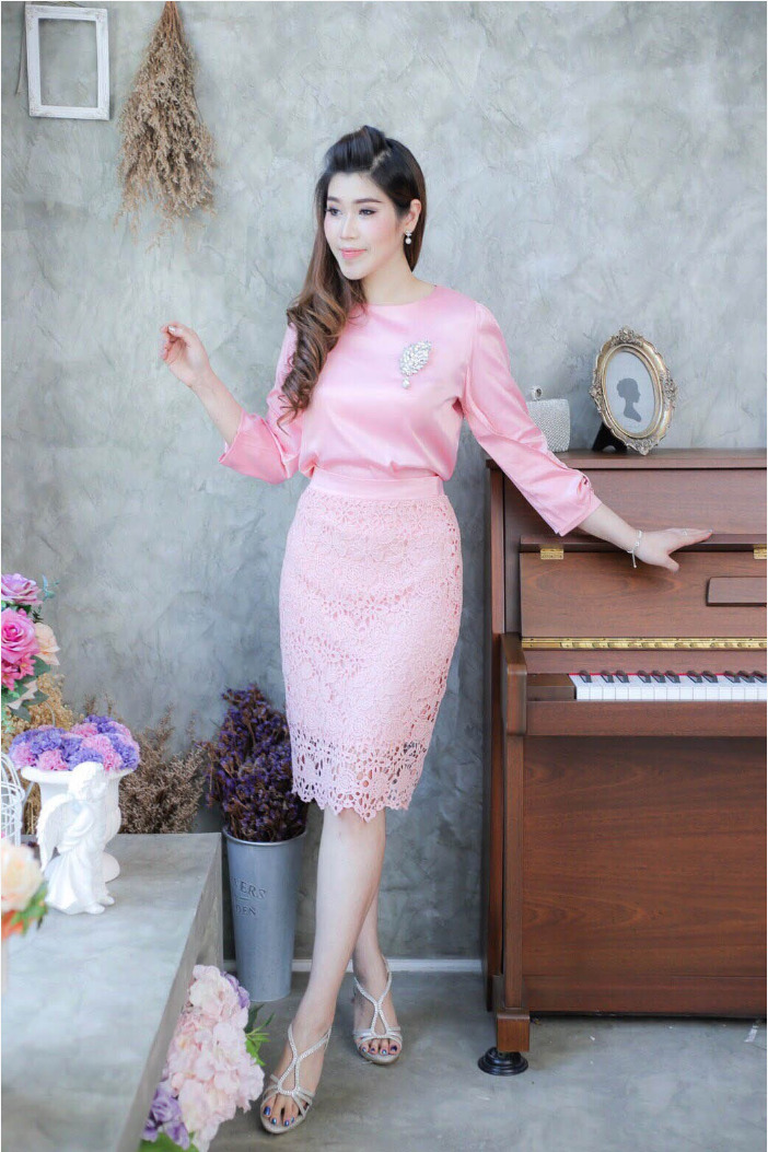 ชุดออกงาน ชุดไปงานแต่งงานสีชมพู เซ็ทเสื้อแขนยาว+กระโปรงลูกไม้ แนวเรียบหรู สวยหวาน