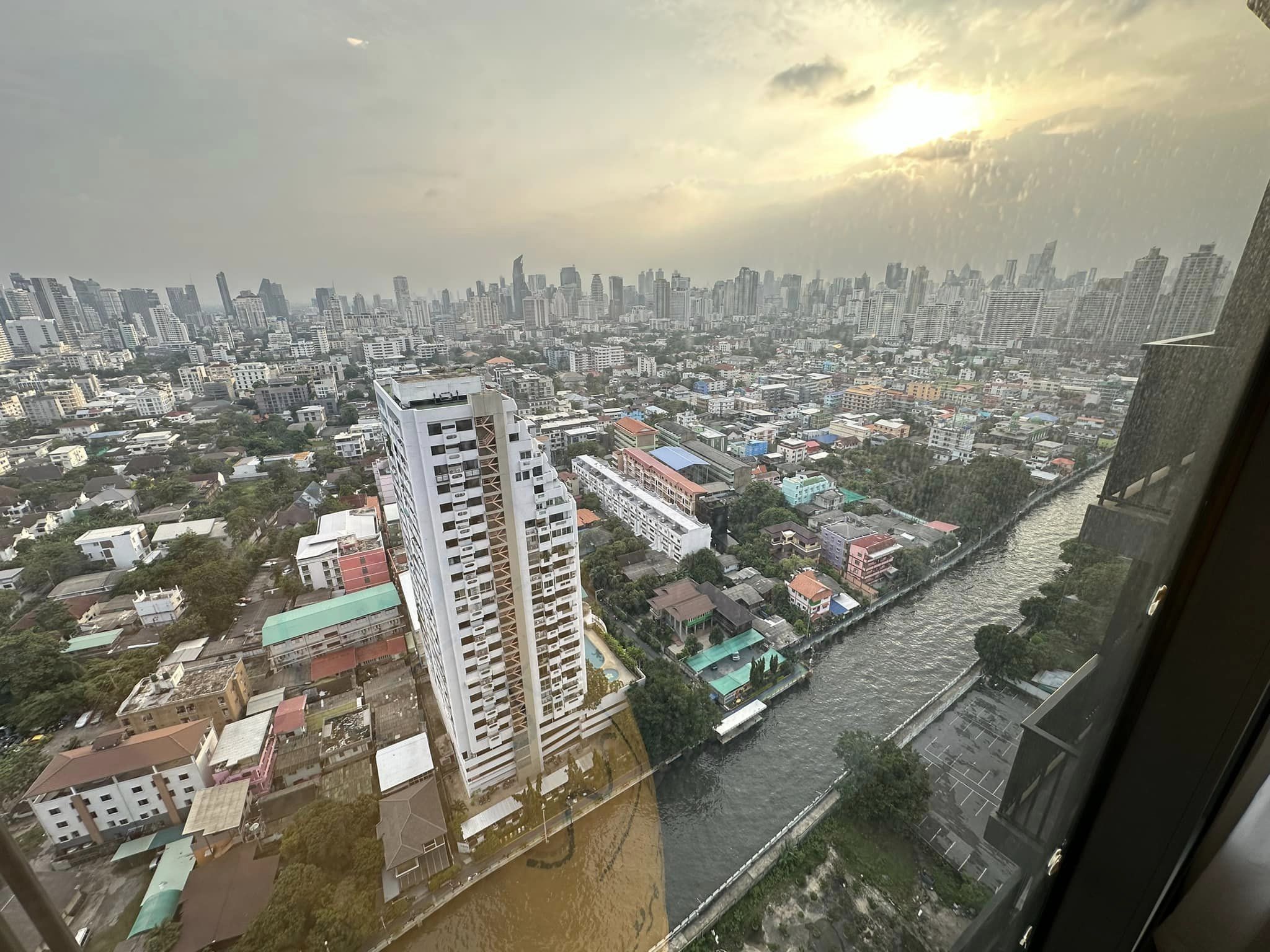 ให้เช่า : THE BASE Phetchaburi-Thonglor เดอะ เบส เพชรบุรี - ทองหล่อ ห้องใหม่พร้อมอยู่ เครื้องใช้ไฟฟ้าและเฟอร์นิเจอร์ครบ