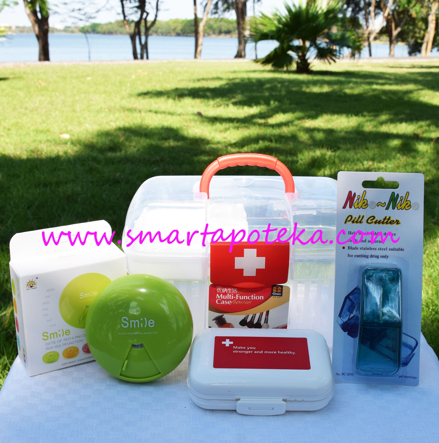PK MED กล่องใส่ยาสามัญประจำบ้าน Size "S" (แดง) + ตลับใส่เม็ดยา smile candy (สีเขียว) + ตลับใส่เม็ดยาพยาบาล (สีขาว/แดง) + ที่ตัดเม็ดยา (สีเขียว/น้ำเงิน)