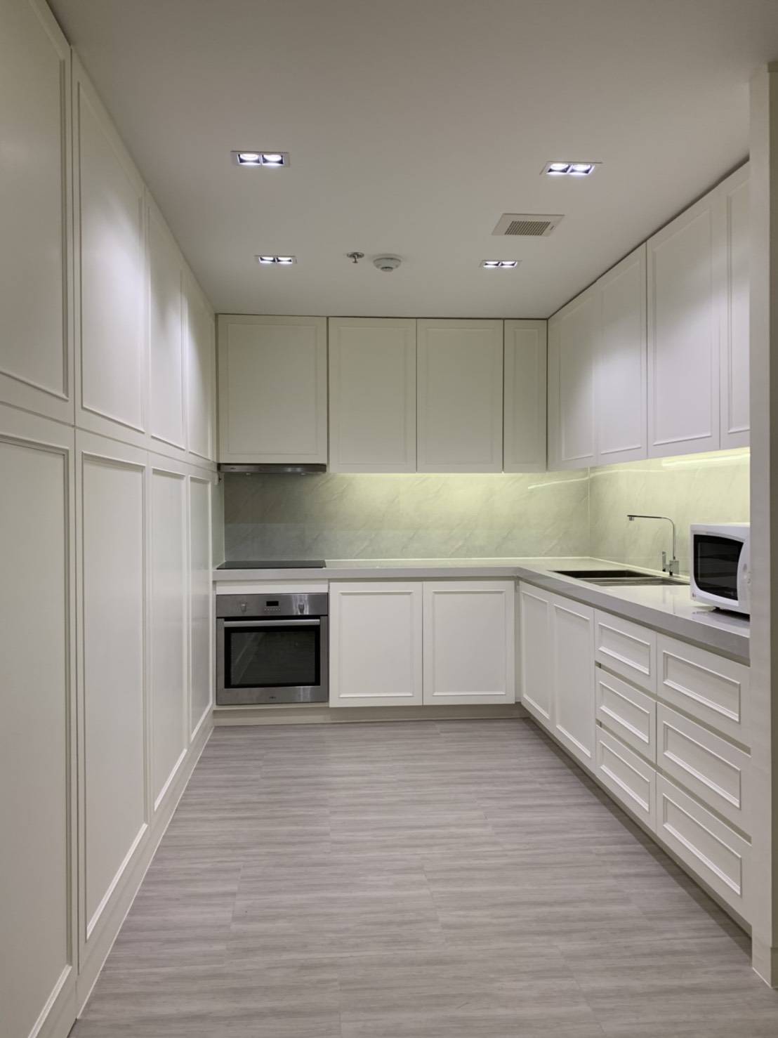 ให้เช่าคอนโด Baan Suanpetch (บ้าน สวนเพชร) 2 ห้องนอน 3 ห้องน้ำ 1 ห้องแม่บ้าน 1 ห้องรับแขก 1 ห้องครัว