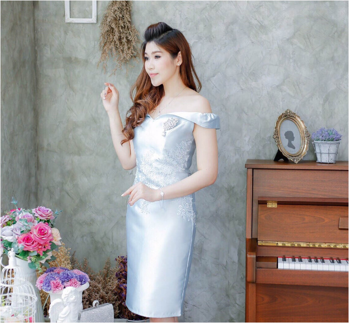 ชุดออกงาน ชุดไปงานแต่งงานสีฟ้า เข้ารูป เปิดไหล่ ผ้าไหมอิตาลี แนวหวานๆ สวยหรู ดูดี
