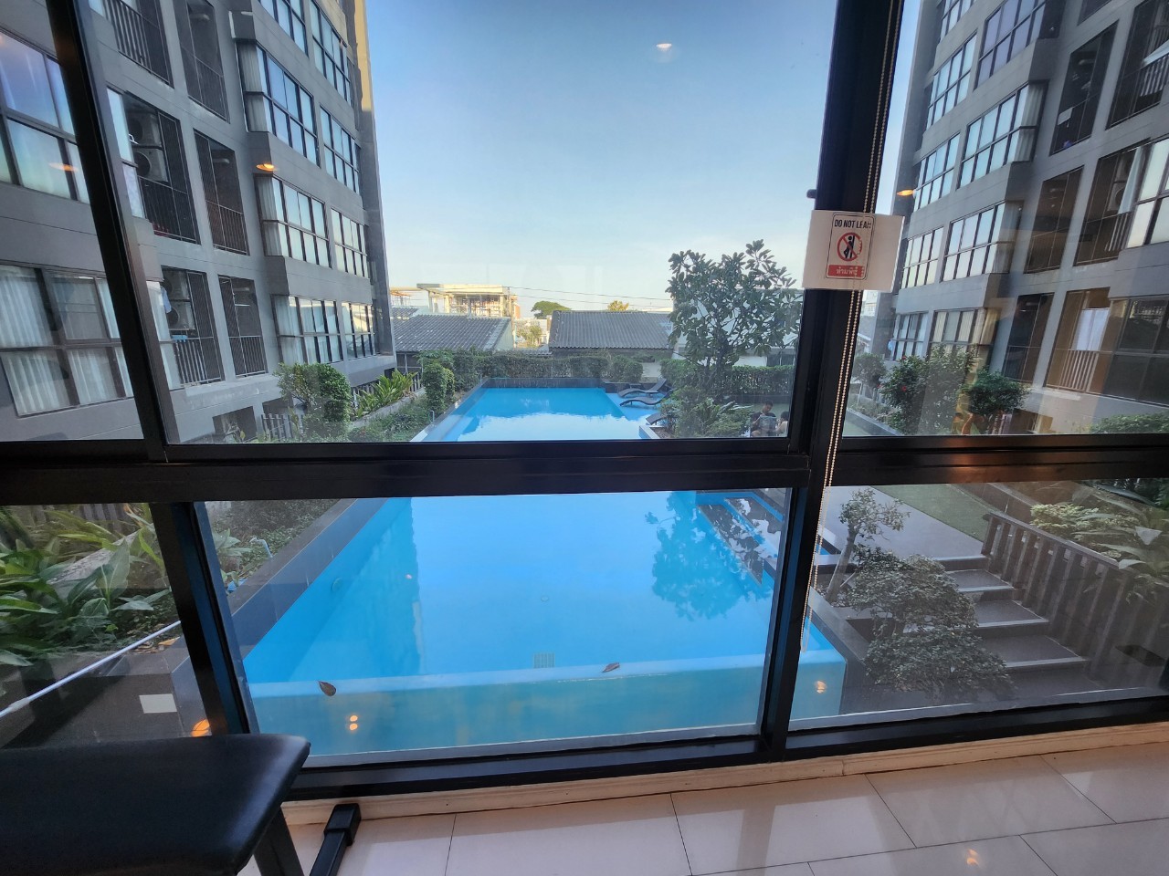 ขายคอนโด The Green Condo 3 เดอะ กรีน คอนโด 3 เฟส : 3 ชั้น: 7 แบบ 1 ห้องนอน 1 ห้องน้ำ 1 ห้องนั่งเล่นและ 1 ห้องครัว ขนาด 31.5 ตารางเมตร