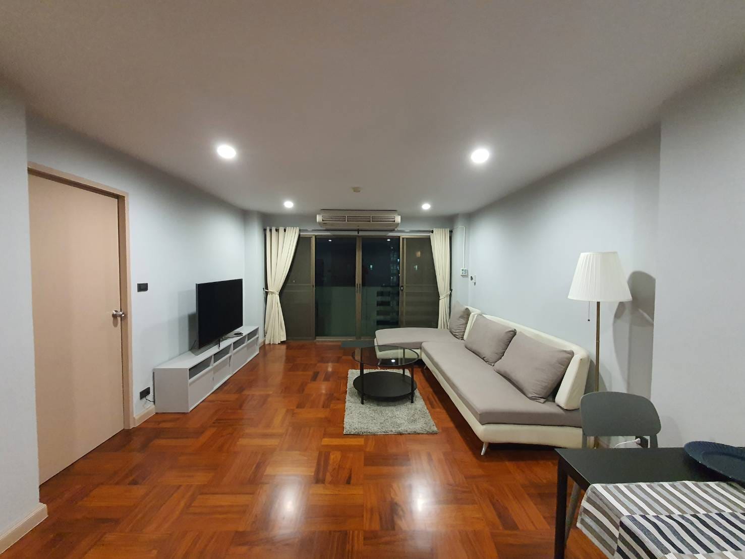 ให้เช่าคอนโด Ruamjai Heights (ร่วมใจ ไฮท์) ซอย สุขุมวิท15 แบบ 1 ห้องนอน 1 ห้องน้ำ ชั้น 11 ห้อง 57 ตร.ม.