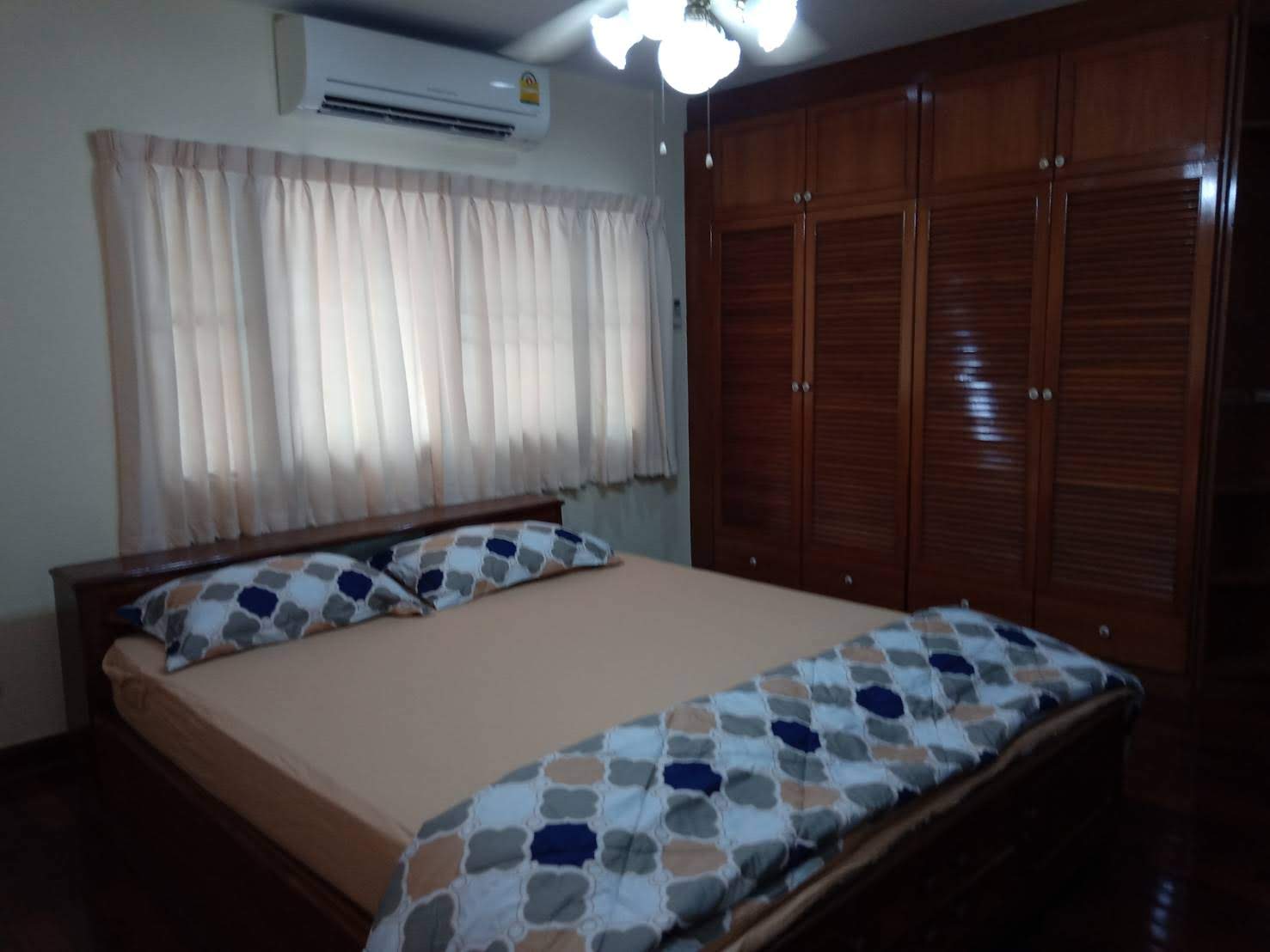 ให้เช่าทาวน์เฮ้าส์ 2 ชั้น หัวมุมถนน อยู่ในหมู่บ้าน กาญจนา ซอย จ่าบัน ศรีราชา 4 ห้องนอน 35,000 /ต่อเดือน