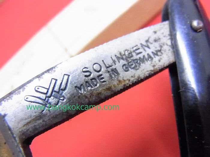 มีดโกนเยอรมัน ด้ามดำ SOLINGEN MADE IN GERMANY โลโก้ทอง ยังติดอยู่.ด้ามไม่แตก ไม่ร้าว .ใหม่เก่าเก็บ สภาพสมบูรณ์ หายาก