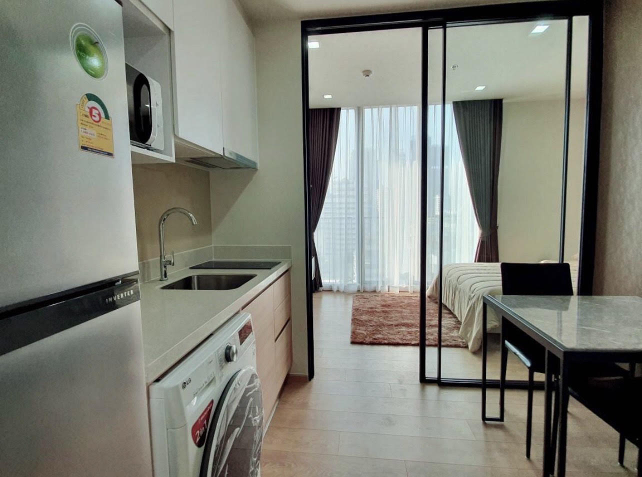 ให้คอนโด Noble Around Sukhumvit 33 (โนเบิล อราวน์ สุขุมวิท 33) ห้องแต่งครบพร้อมอยู่ 1 ห้องนอน 1 ห้องน้ำ ขนาด 30 ตรม