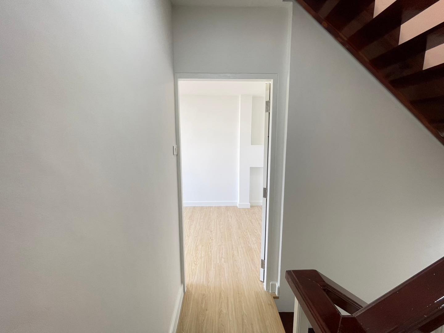 ด่วน! ทาวน์โฮม 3 ชั้น ติวานนท์ 43 ใกล้ MRT สามัคคี ✨ รีโนเวทใหม่หมดจด! ราคาพิเศษ ฿3.99 ล้าน