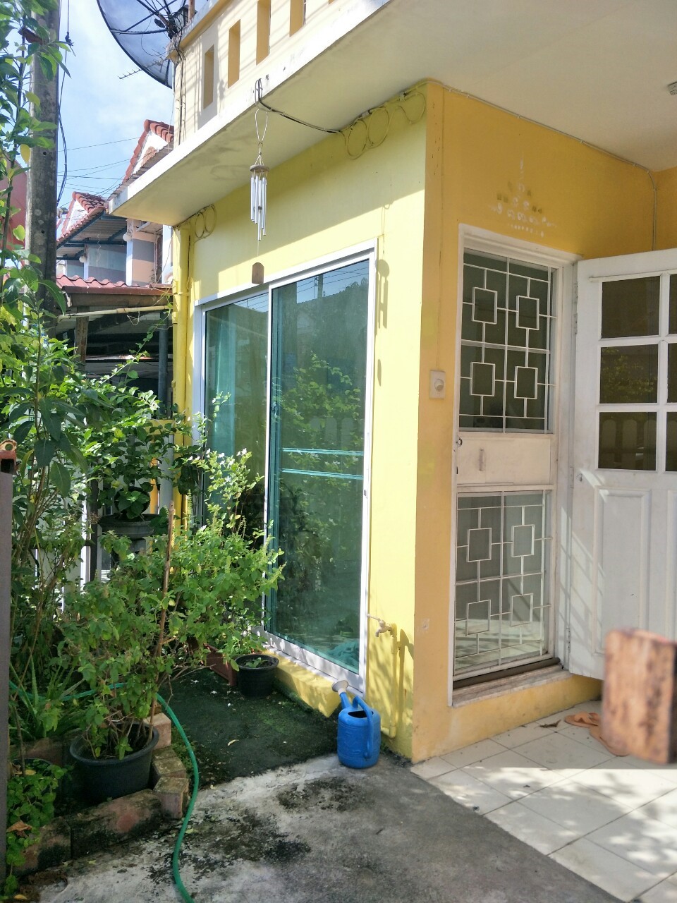 ขายทาวน์เฮ้าส์ 2 ชั้น ซื้อบ้านมีเงินทอน โครงการหมู่บ้าน คัทลิยา วิลล์ ลำลูกกา คลอง 3 — ติดถนนใหญ่ ไม่ต้องเข้าซอยย่อย