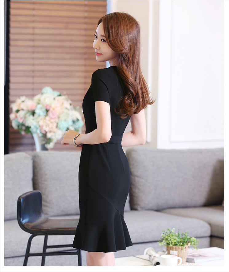 ชุดเดรสทำงานสีดำ ทรงเข้ารูป แขนสั้น ปลายกระโปรงแต่งระบาย แนวเรียบร้อย สวย ดูดี แฟชั่นทำงานสไตล์สาวออฟฟิศ