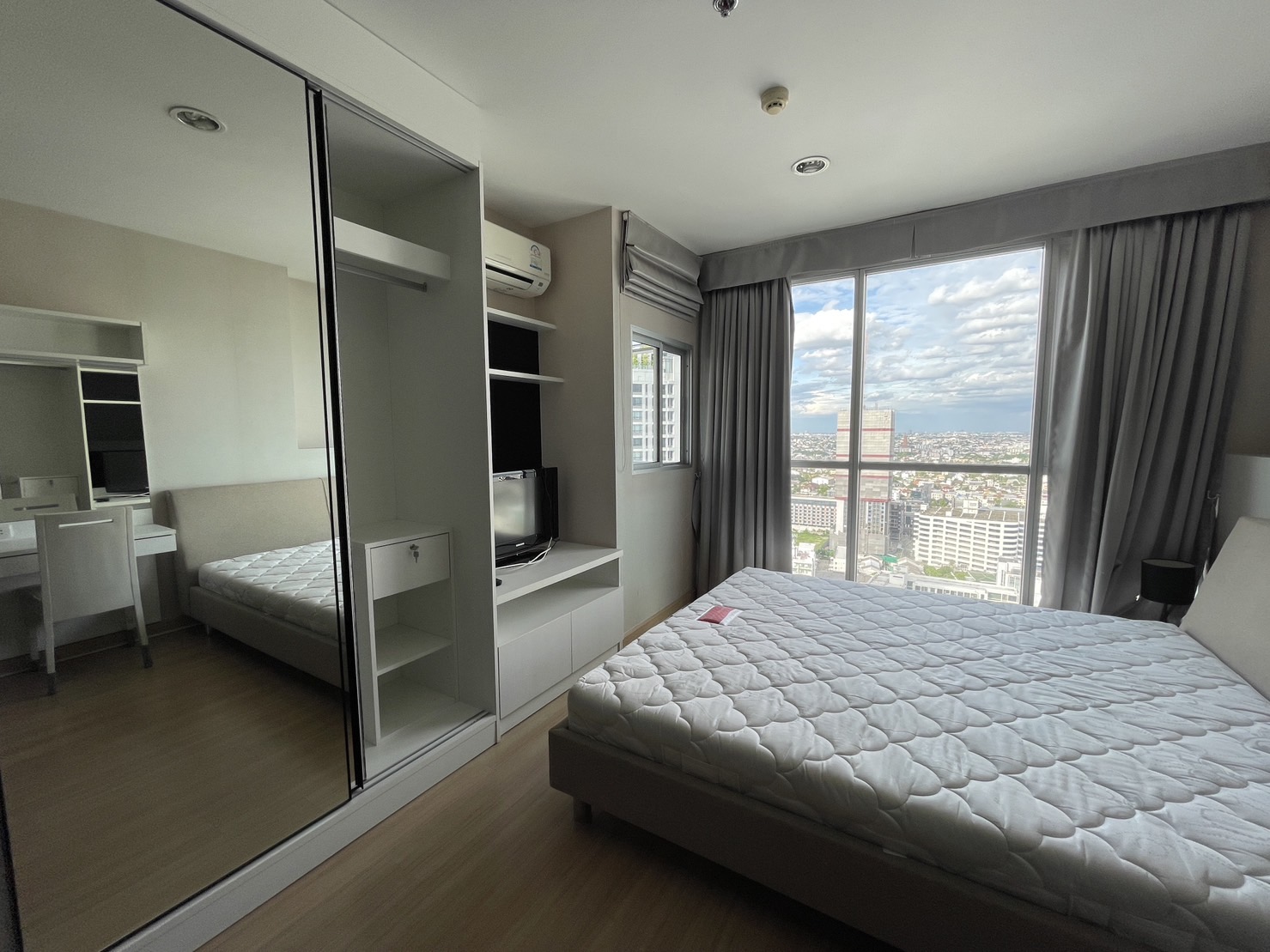 ขายขาดทุนคอนโดติดรถไฟฟ้า ลาดพร้าว Life @ Ladprao 18 (ไลฟ์ แอด ลาดพร้าว 18) 1 ห้องนอน 1 ห้องน้ำ ขนาด 40 ตรม ชั้น31 ขายขาดทุนเพียง 3.2 ล้าน