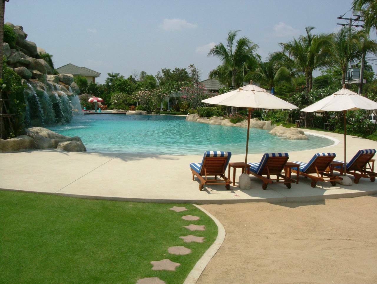 ขาย / เช่า บ้านโกลเด้น นครา (Golden Nakara) บ้านเดี่ยว 2 ชั้น fully furnished แอร์ทั้งหลัง