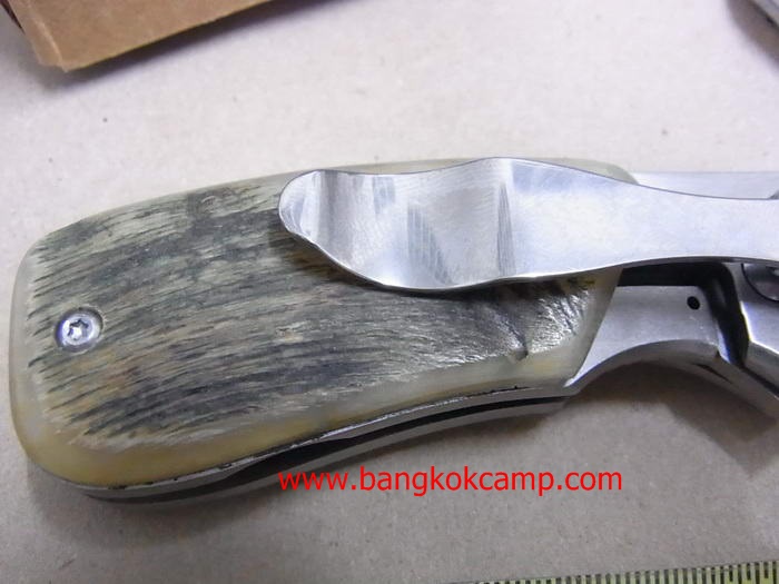 มีดพับ CRKT...ใบมีดออกแบบให้ใช้งานได้อเนกประสงค์... ด้ามประกับเขาแกะแท้ ..พร้อมกล่อง....ใหม่ แท้.(No.2)