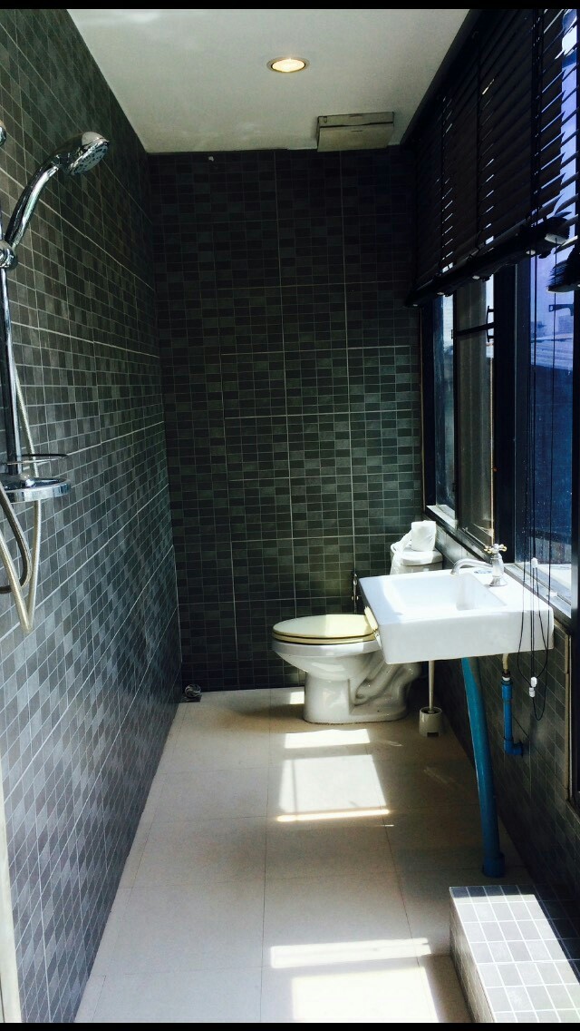 รหัสทรัพย์ 66466 ให้เช่าบ้านเดี่ยว สุขุมวิท 36 ,พระราม 4 ใกล้ตึกมาลีนนท์ 4 ห้องนอน 4 ห้องน้ำ 2 ห้องนั่งเล่น 2 ห้องครัว พื้นที่ใช้สอย 220 ตร.ว จอดรถได้ 8 คัน อนุญาต ให้เลี้ยงสัตว์ได้