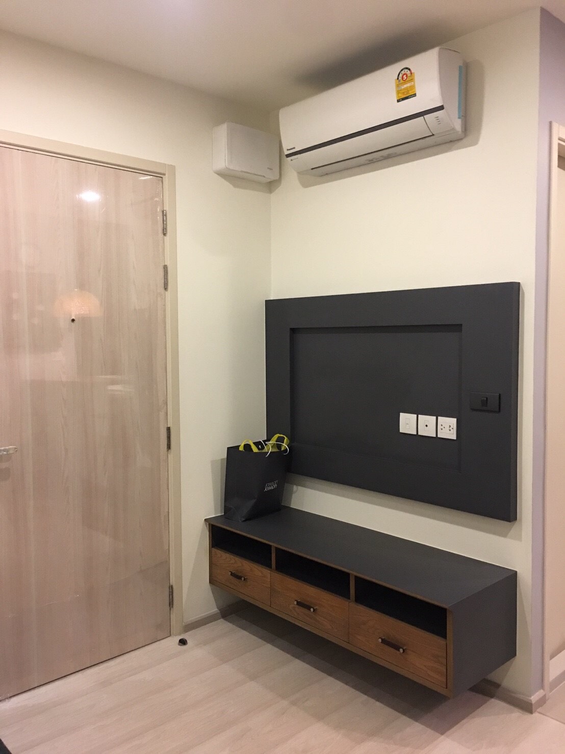 ให้เช่าคอนโด Life Asoke (ไลฟ์ อโศก) 1 ห้องนอน 1 ห้องน้ำ 1 ห้องนั่งเล่น 1 ห้องแต่งตัว