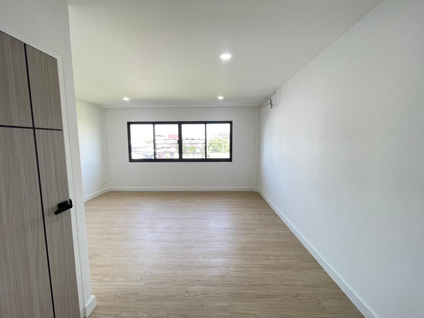 ด่วน! ทาวน์โฮม 3 ชั้น ติวานนท์ 43 ใกล้ MRT สามัคคี ✨ รีโนเวทใหม่หมดจด! ราคาพิเศษ ฿3.99 ล้าน