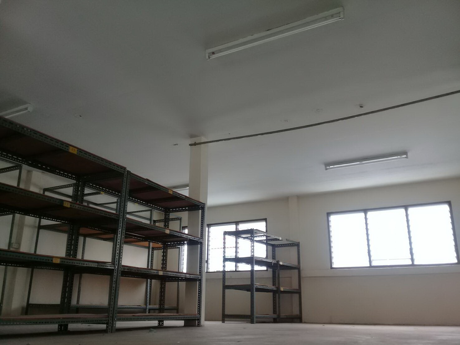 ให้เช่าอาคารพาณิชย์ 3 ขั้น 3 คูหาทะลุติดกัน เนื้อที่ประมาณ 40 ตารางวา