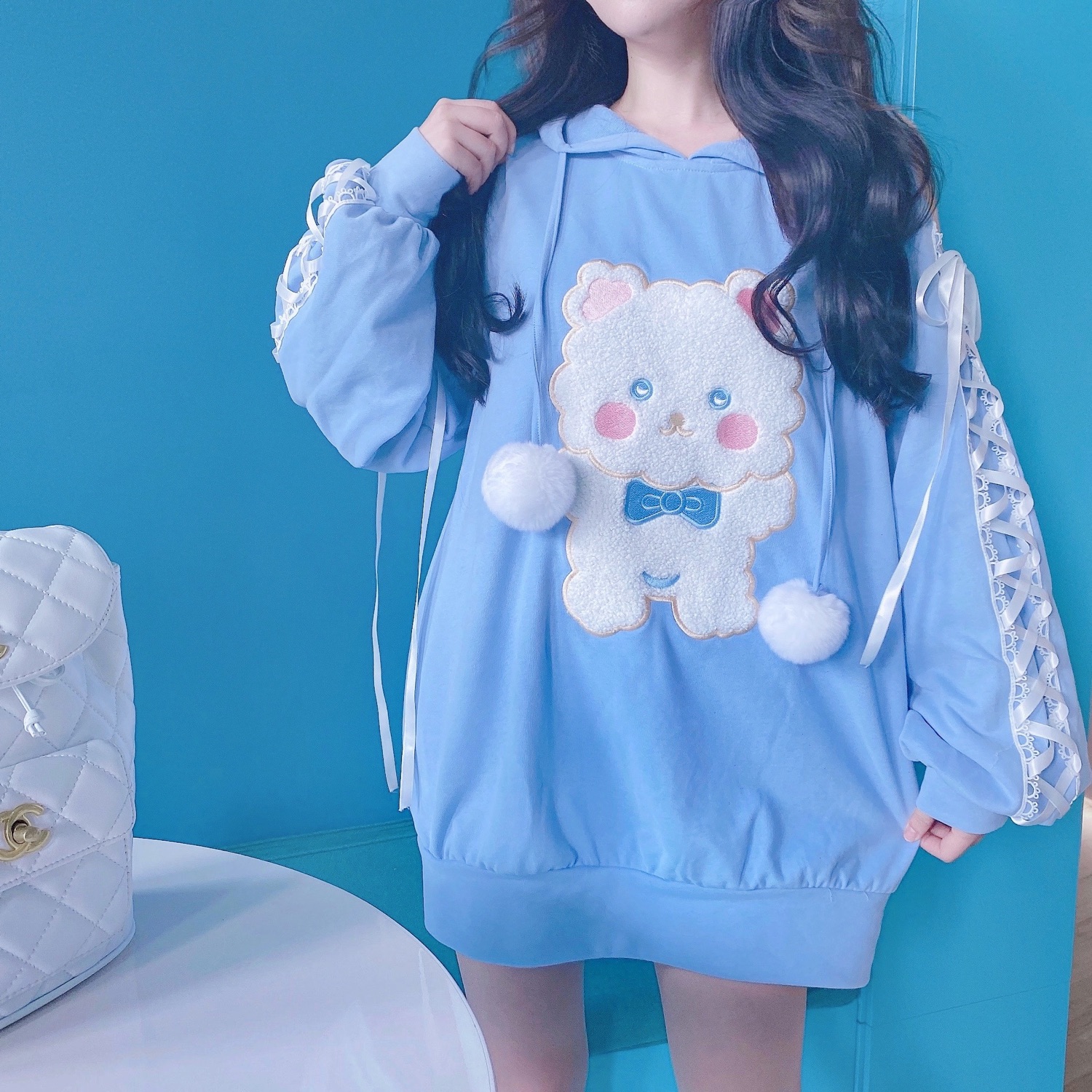 Summer Joy : พรีออเดอร์ เสื้อสเวตเตอร์กันหนาวแขนยาว แต่งแถบริบบิ้นช่วงแขน ติดลายหมีน่ารักๆ แบรนด์แท้