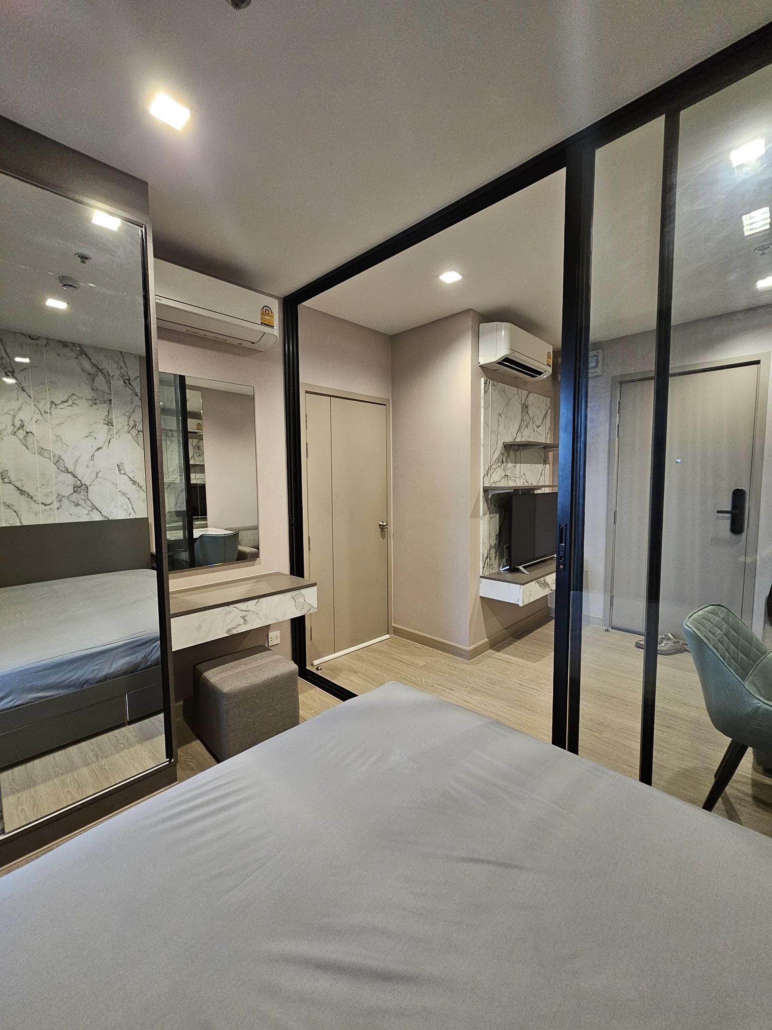 ให้เช่าคอนโด The Politan Rive ห้องขนาด 24.5 ตรม.บ้านเลขที่ 28/736 ชั้น 23 (2340) ทิศใต้ วิวสระว่ายน้ำ