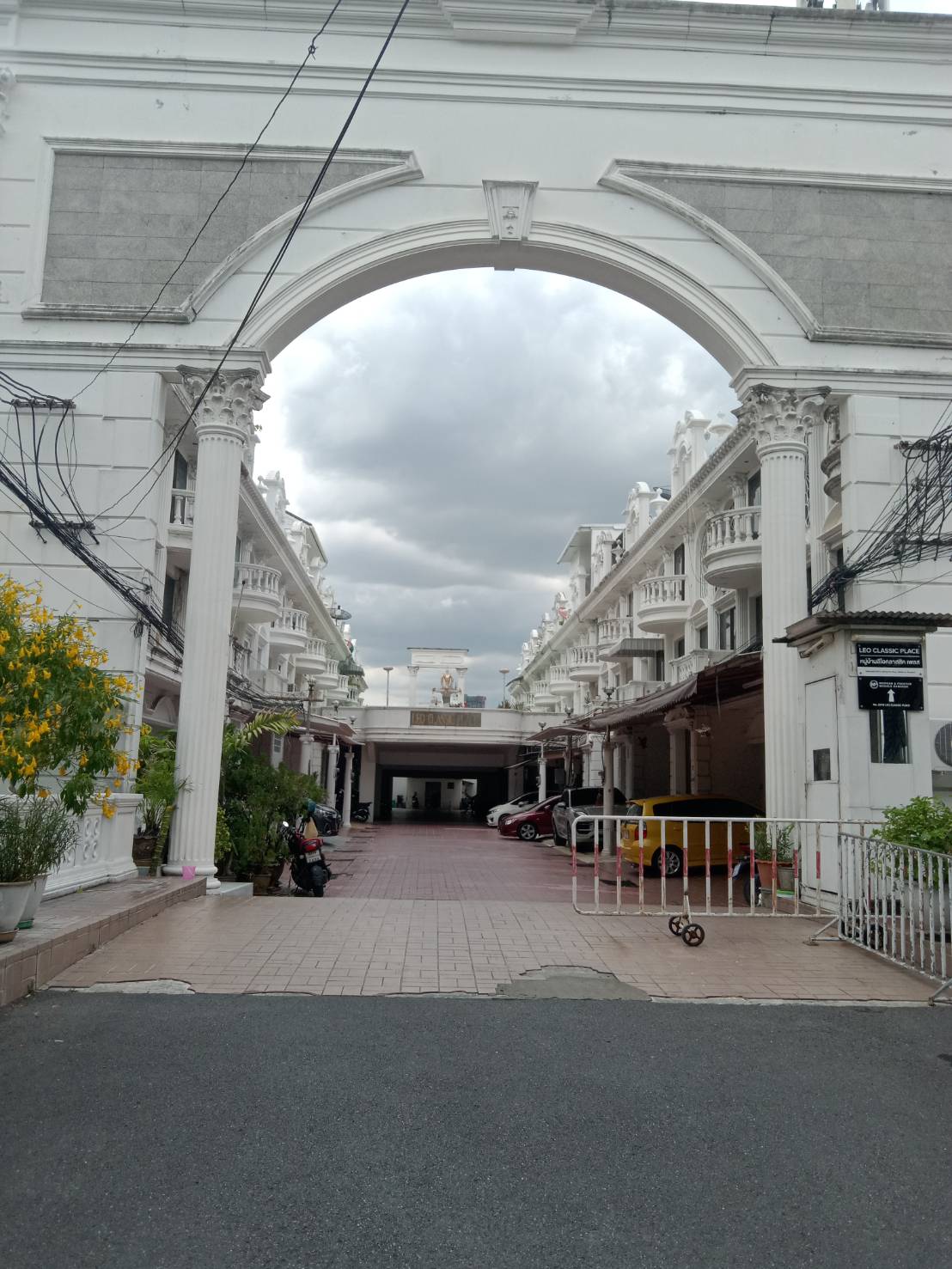 ขาย / ให้เช่า ทาวน์โฮม 3 ชั้น หน้ากว้าง 56 เมตร ย่านทองหล่อ ใกล้ BTS พร้อมพงษ์ หมู่บ้าน Leo Classic Place