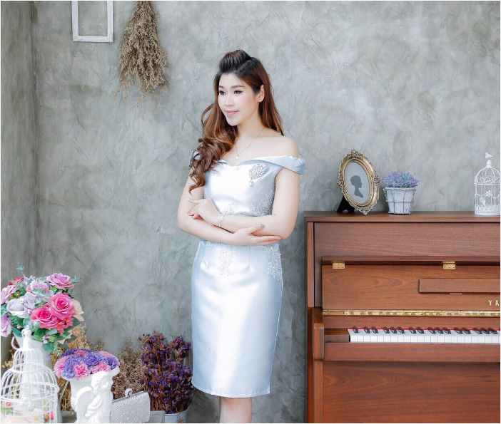 ชุดออกงาน ชุดไปงานแต่งงานสีฟ้า เข้ารูป เปิดไหล่ ผ้าไหมอิตาลี แนวหวานๆ สวยหรู ดูดี
