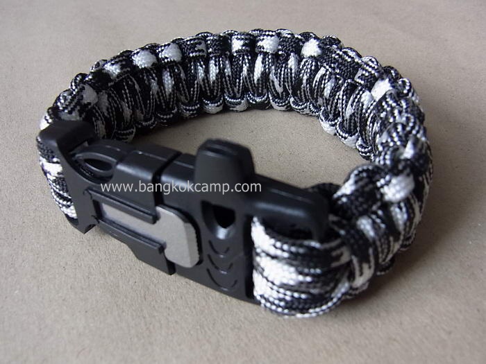 สายรัดข้อมือ PARACORD BRACELET ถักจากเชือกพาราคอด PARACORD550 รุ่นใหม่มีแท่งจุดไฟ,นกหวีด สีขาวสลับดำ