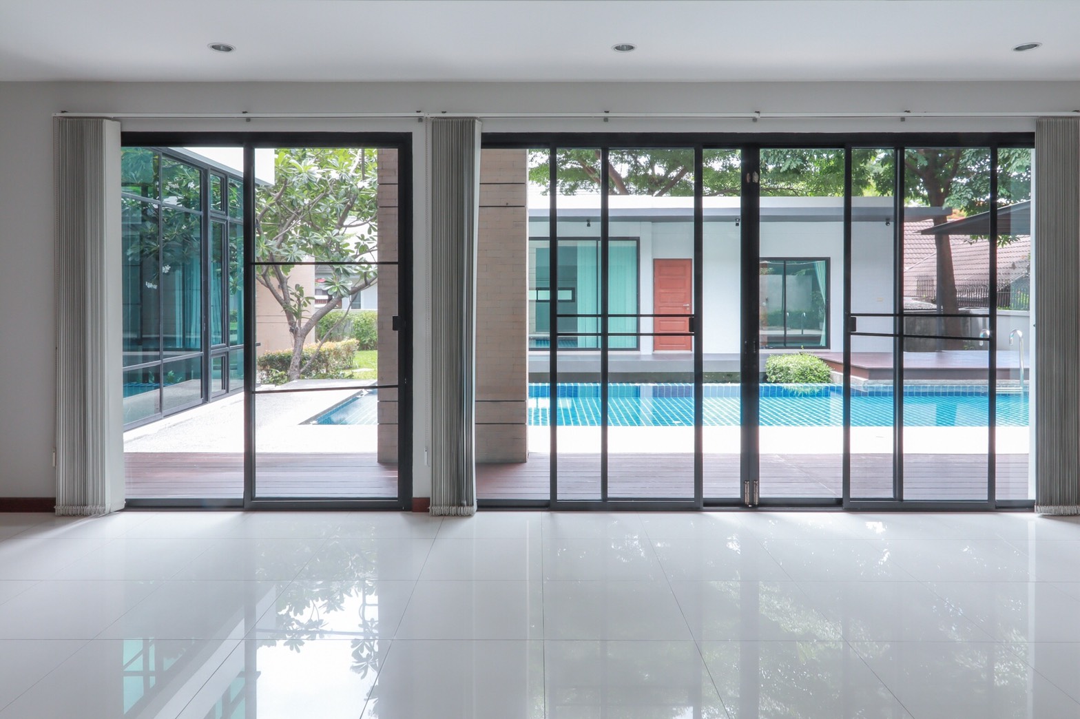 ให้เช่าบ้านเดี่ยว 2 ชั้น มีสระว่ายน้ำส่วนตัว ใกล้เอกมัย / ทองหล่อ เพียง 700-800 เมตร อยู่ถนนประดิษฐ์มนูญธรรม (ซอย ยืนยง)