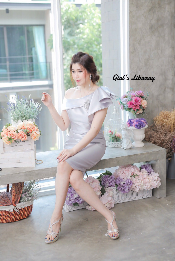 ชุดออกงาน/ชุดไปงานแต่งงานสีเทา ไหล่เฉียง เข้ารูป ลุคเรียบหรู สวยสง่า