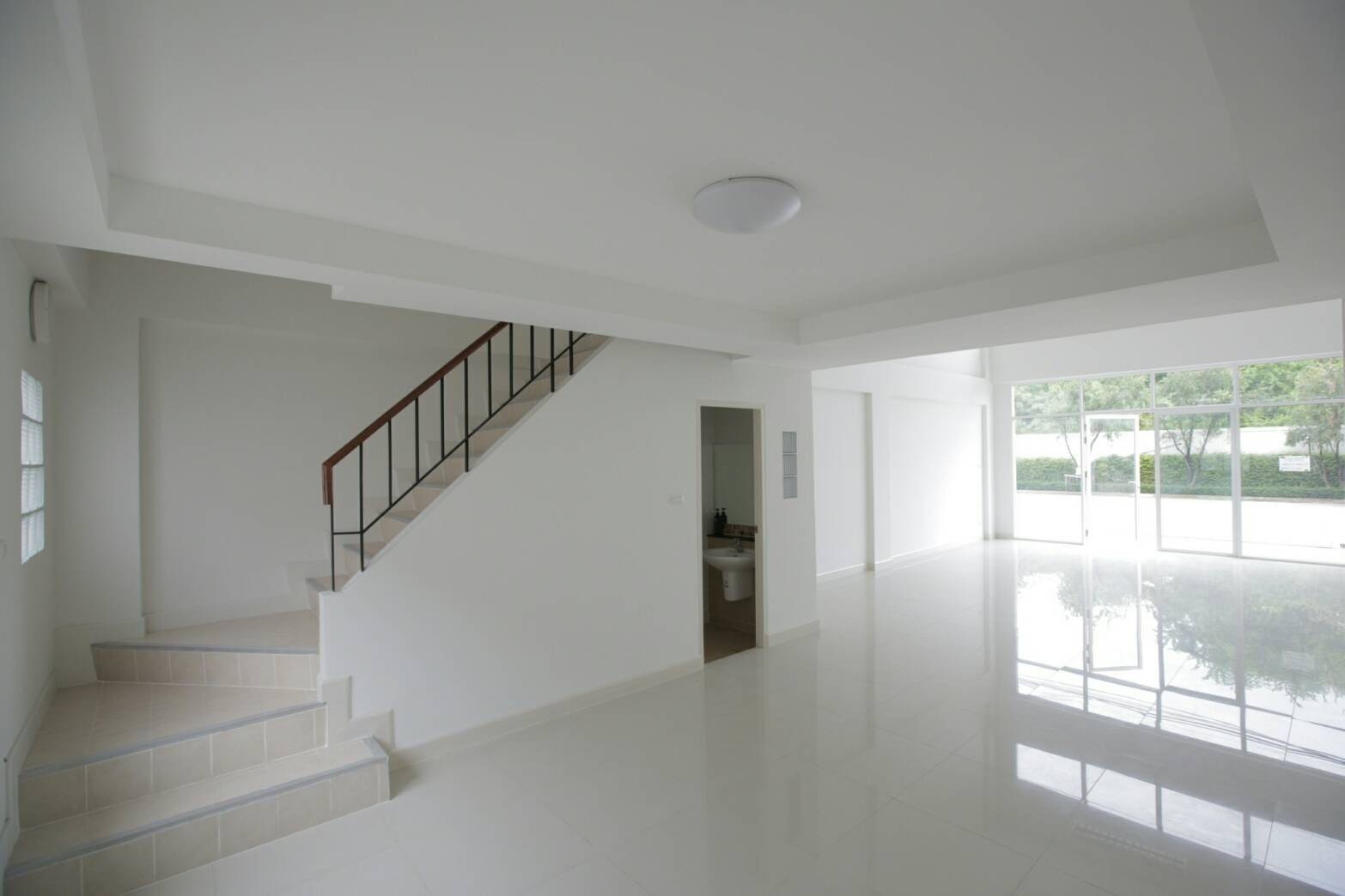 หมู่บ้านชวนชื่นโมดัส วิภาวดี ให้เช่าตึก 3.5 ชั้น ขนาด 20 ตร.วา หน้ากว้าง 5 เมตร