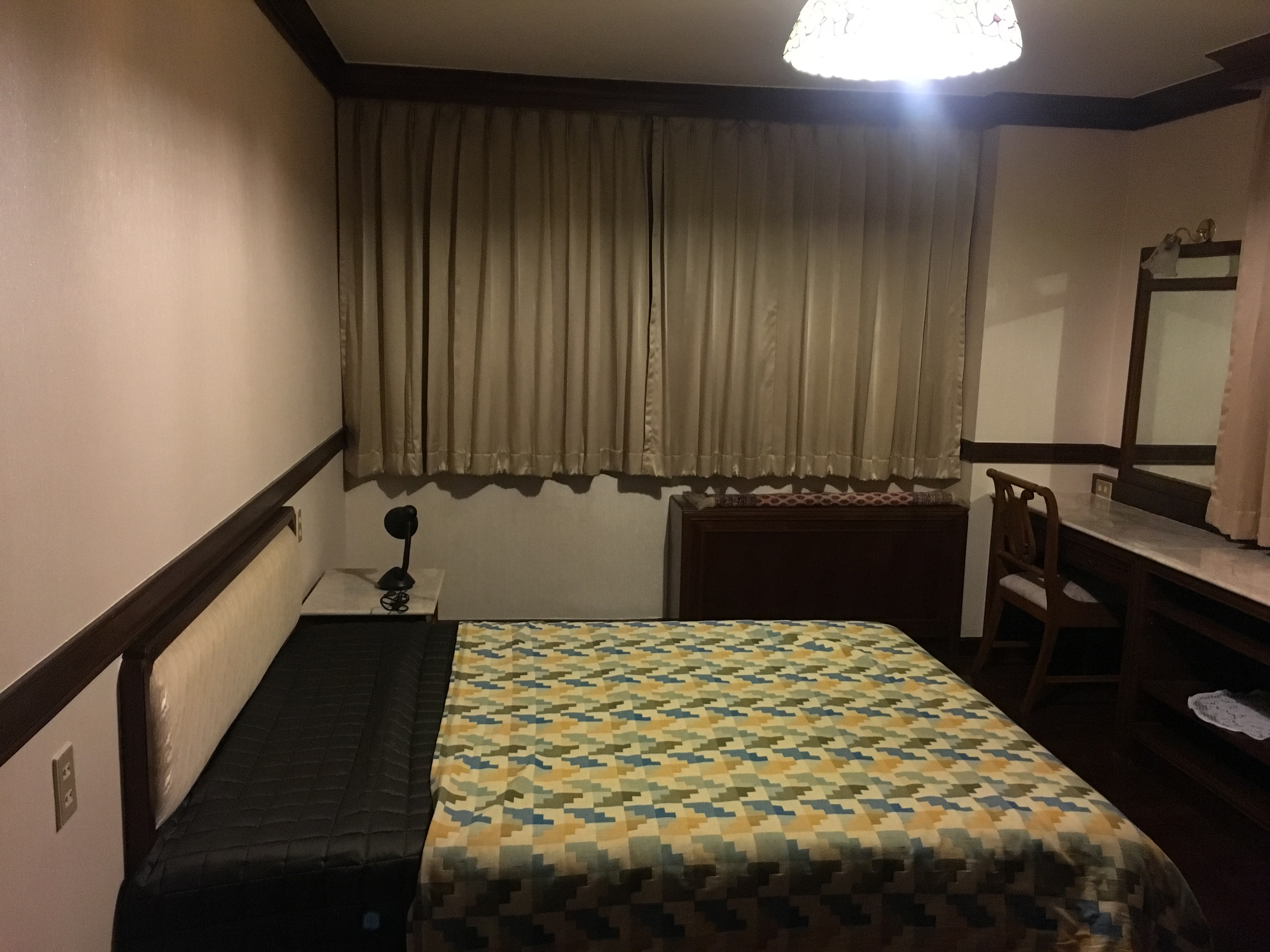 ให้เช่าคอนโด Mitkorn Mansion (มิตรกร แมนชั่น ) 3 ห้องนอน + ห้องแม่บ้าน 2 ห้องน้ำ ขนาด 215 ตรม