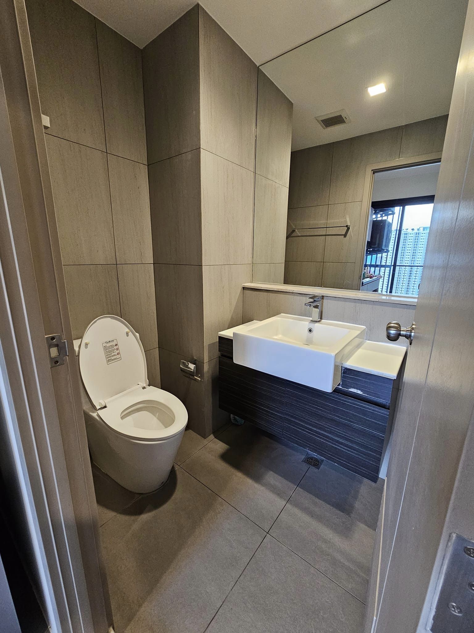 ให้เช่าคอนโด The Politan Rive ห้องขนาด 24.5 ตรม.บ้านเลขที่ 28/736 ชั้น 23 (2340) ทิศใต้ วิวสระว่ายน้ำ