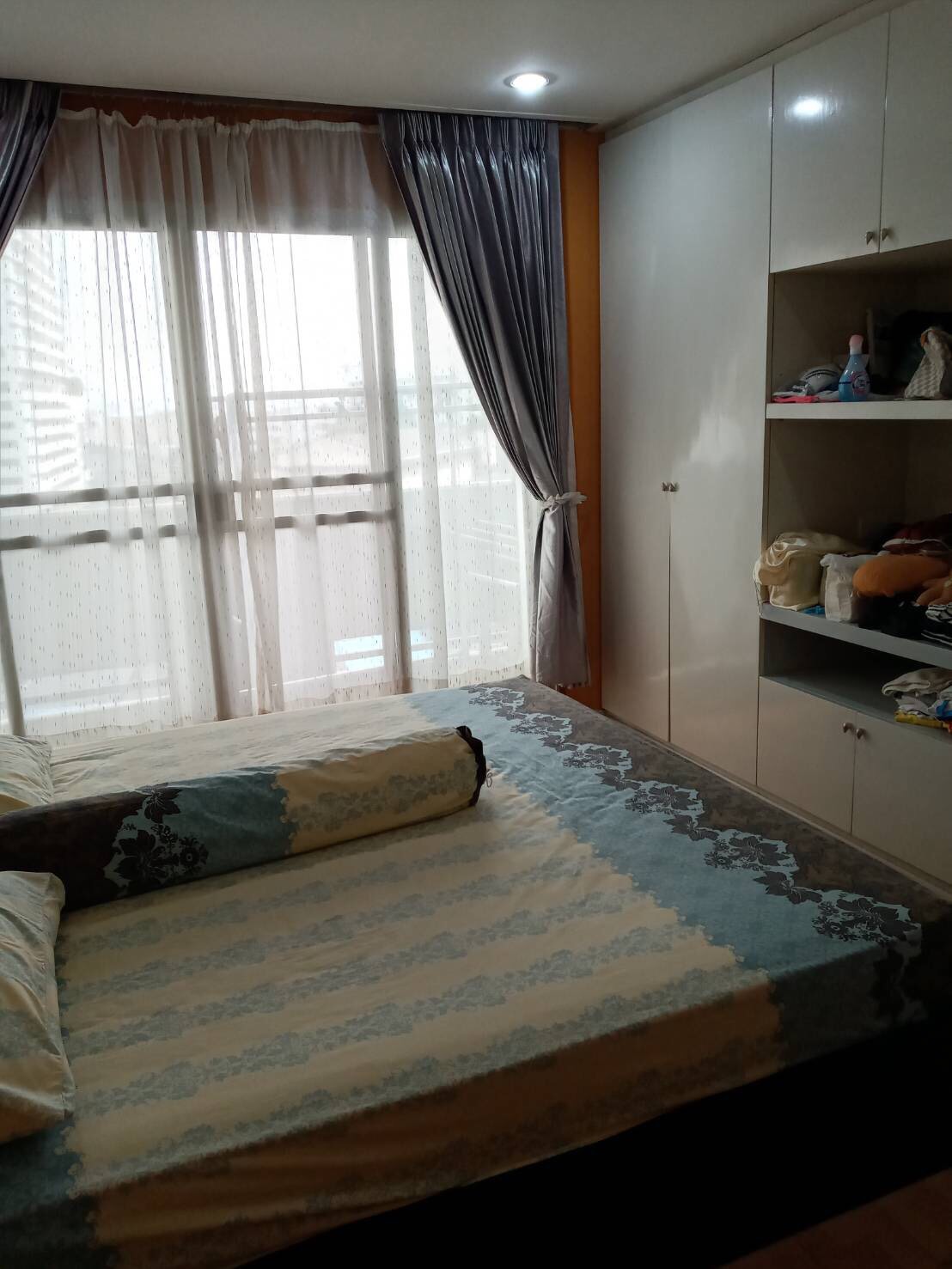 ขายคอนโด Baan Sukhumvit (บ้าน สุขุมวิท) แบบห้องมี 2 ห้องนอน 2 ห้องน้ำ (bathtub 1 & shower 1) มี 1 ห้องรับแขก 1 ห้องครัว