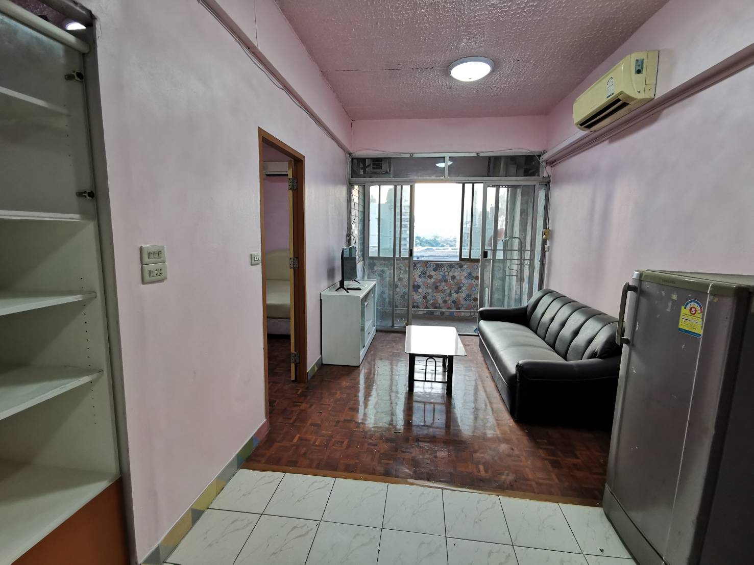 ให้เช่าคอนโด Ruenrudee Condominium (รื่นฤดี คอนโดมิเนียม) 1 ห้องนอน 1 ห้องน้ำ 1 ครัว 1 ห้องนั่งเล่น ขนาด 44 ตรม.