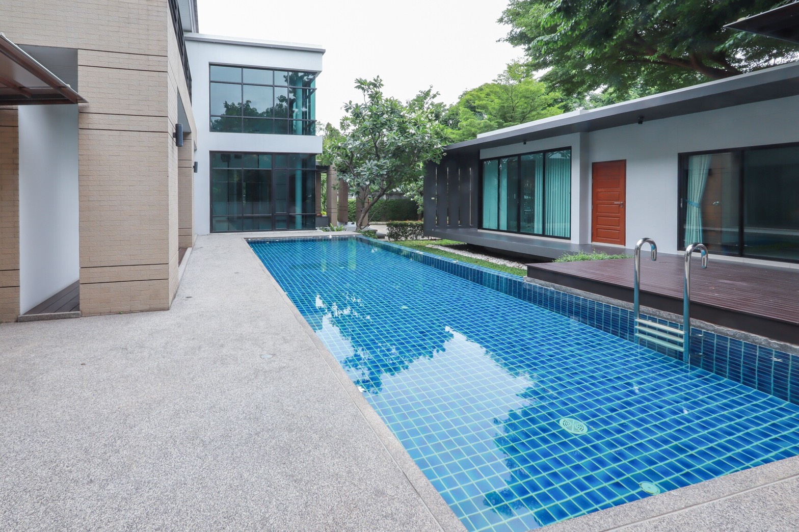 ให้เช่าบ้านเดี่ยว 2 ชั้น มีสระว่ายน้ำส่วนตัว ใกล้เอกมัย / ทองหล่อ เพียง 700-800 เมตร อยู่ถนนประดิษฐ์มนูญธรรม (ซอย ยืนยง)