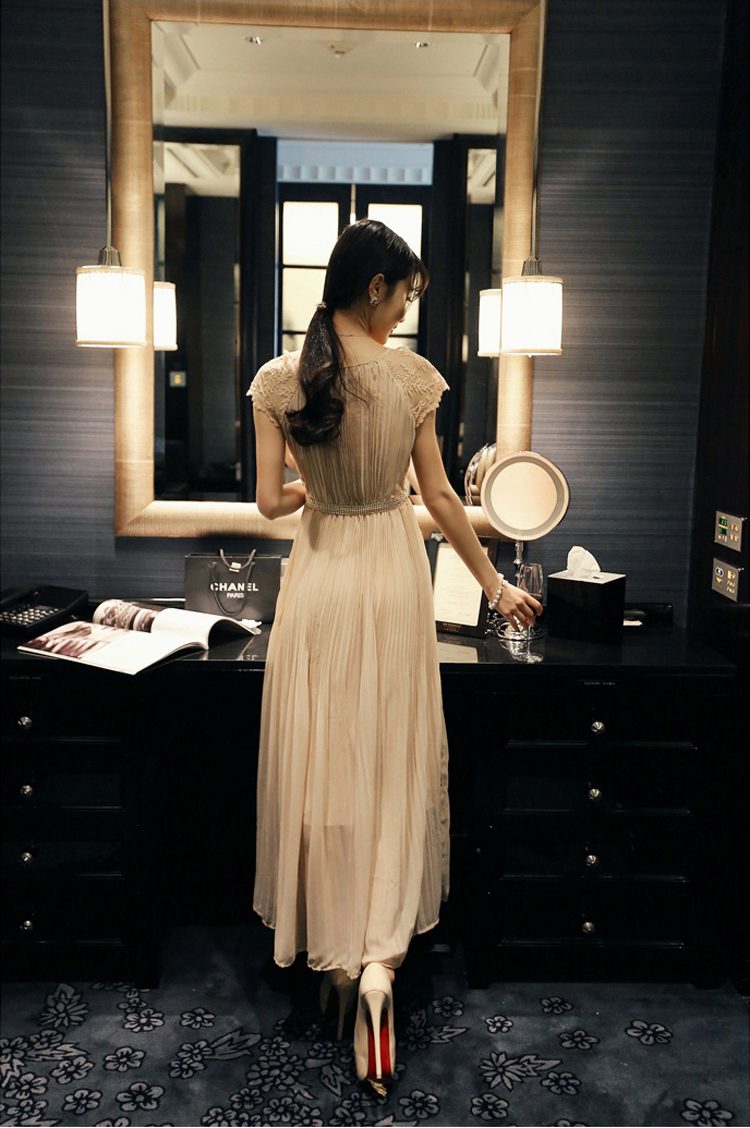 maxi dress-เดรสยาว ผ้าชีฟอง คอวี แต่งลูกไม้ สีกากี อัดพลีททั้งชุด ใส่ทำงาน เที่ยว ใส่ออกงานได้ สวยๆ Asia Street Fashion