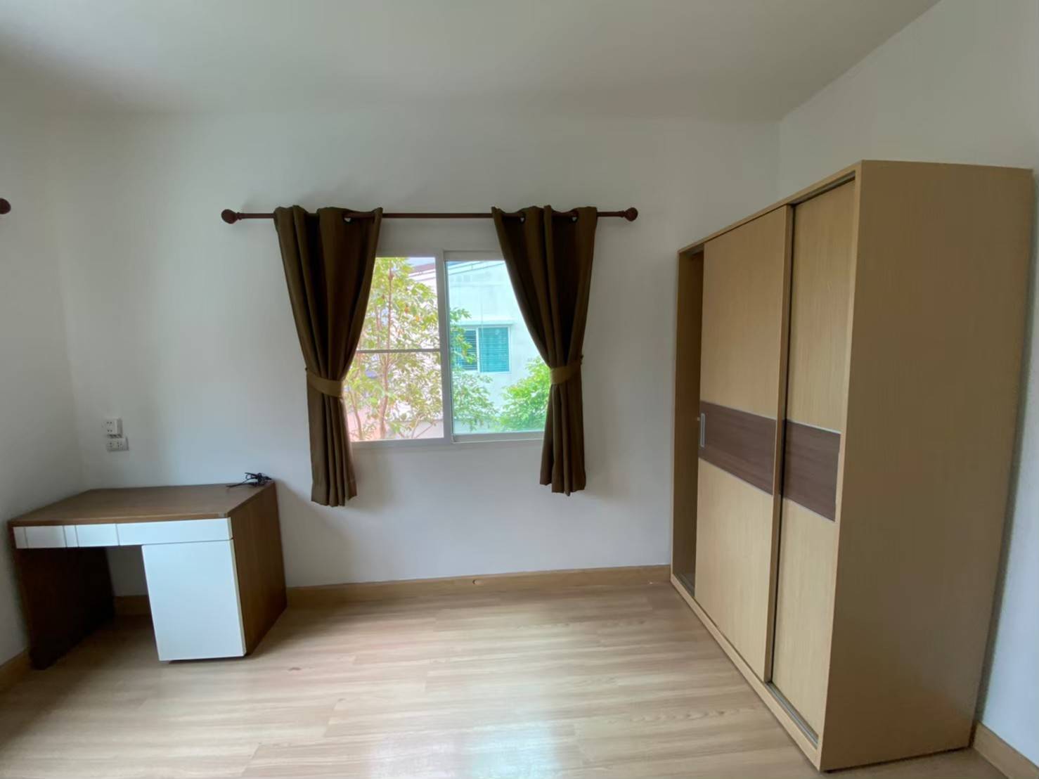 ให้เช่าทาวน์เฮาส์ 2 ชั้น Gusto Phaholyothin – Saimai : หมู่บ้าน กัสโต้ พหลโยธิน – สายไหม ถนนสายไหม เนื้อที่ 32.75 ตารางวา 2 ชั้น 4 ห้องนอน 3 ห้องน้ำ